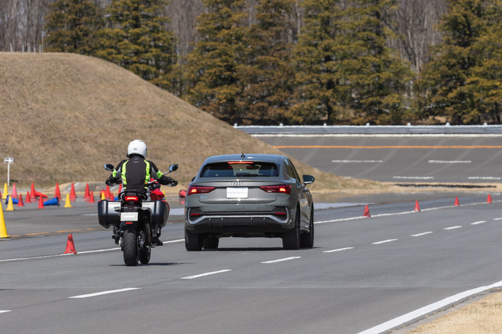 ブレーキングする前走車にならい、減速する「ムルティストラーダV4」。同車のACCには、6速では50km/h、1速では30km/hと作動下限速度が決められており、車速がそれを5km/h以上下回ると自動でシステムがオフになる。