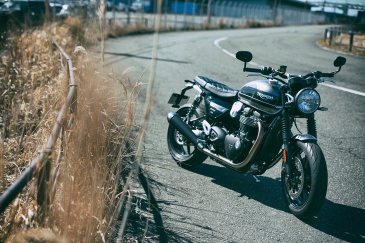 カラーリングは全3種類。テスト車には「シルバーアイス×ストームグレイ」のツートンが用いられていた。