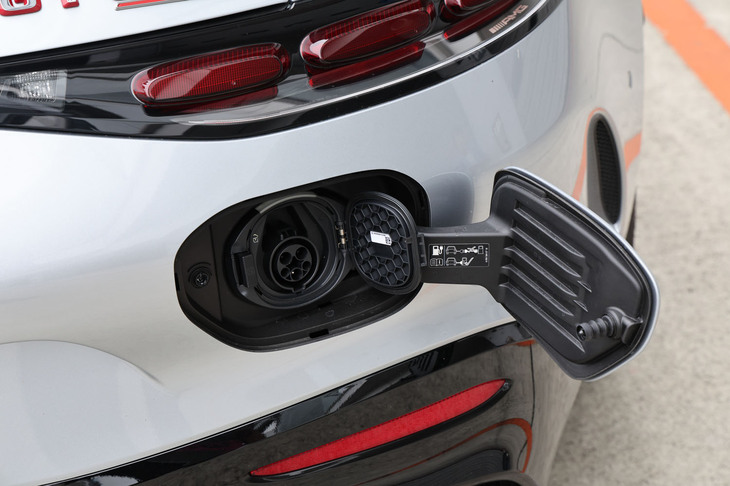 「GT63 S Eパフォーマンス クーペ」に搭載される「AMGハイパフォーマンスバッテリー」は、満充電の状態から13km（WLTCモード）のEV走行が可能な蓄電量を確保。普通充電にのみ対応する。