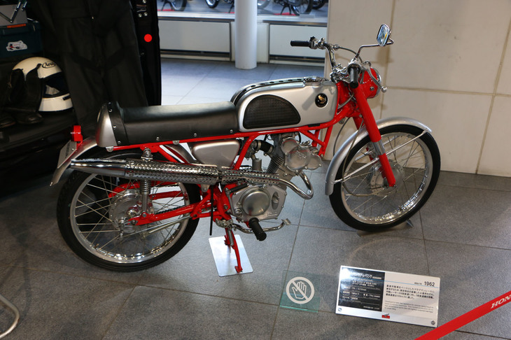 1階ショールームにもヒストリックモデルの姿が。「CR110カブレーシング」（1962年）は、量産市販車をベースとしたクラブマンレース向けモデル。展示車両は保安部品を装着したロード仕様だ。なんと最高速は100km/hを誇った。