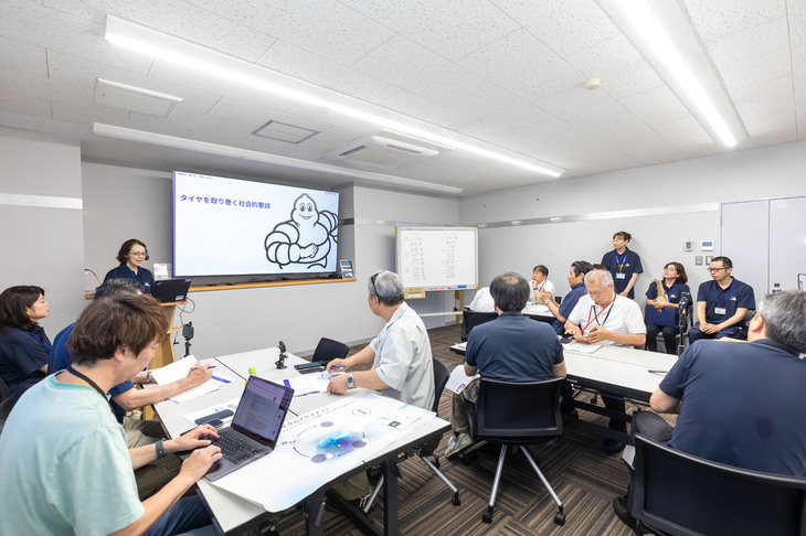日本ミシュランが報道関係者向けに開催した「サステナビリティ戦略アップデートセミナー」。ミシュランは2030年までにタイヤのエネルギー効率を2020年比で10％改善し、2050年には（環境面で）100％持続可能なタイヤの開発を目標に掲げている。
