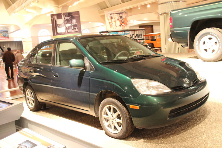 初代「トヨタ・プリウス」。これは米国ミシガン州ディアボーンのヘンリー・フォード・ミュージアムの展示車両。