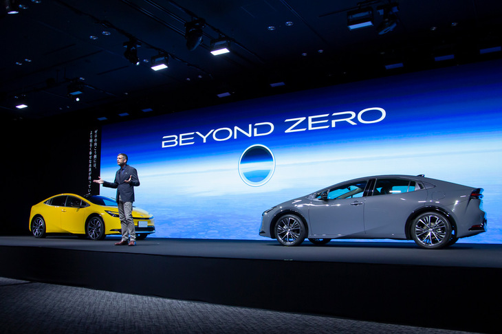 清水「ハイブリッド車が特別なクルマじゃなくなって、電気自動車や燃料電池車まで出てきちゃって、もう『21世紀に間に合いました』なプリウスの役割は終わっていたんだよ」