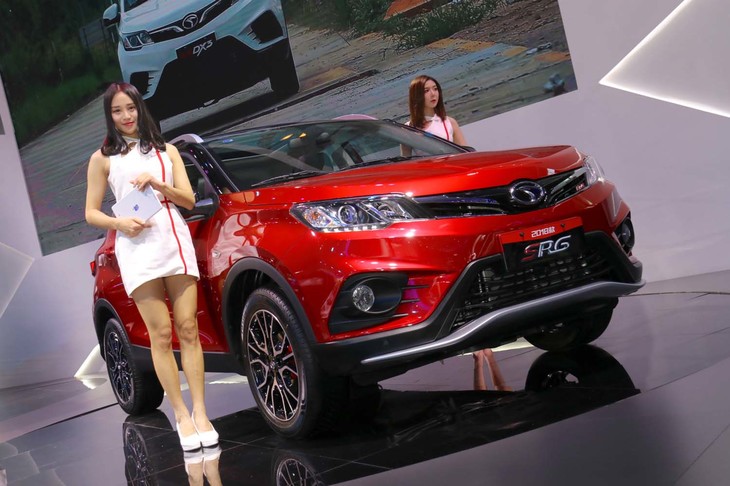 東南のSUV「DX3 SR6」とともに。