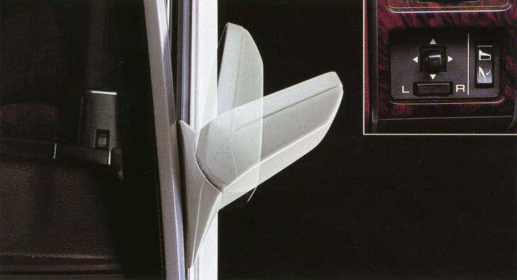 C32「ローレル」の電動格納式ドアミラー。当初はギミックと批判する声もあったが、その利便性の高さにどんどん採用する車種が増えていき、登場から四半世紀が過ぎた今では「ないと困る」ほどの常識的な装備となっている。