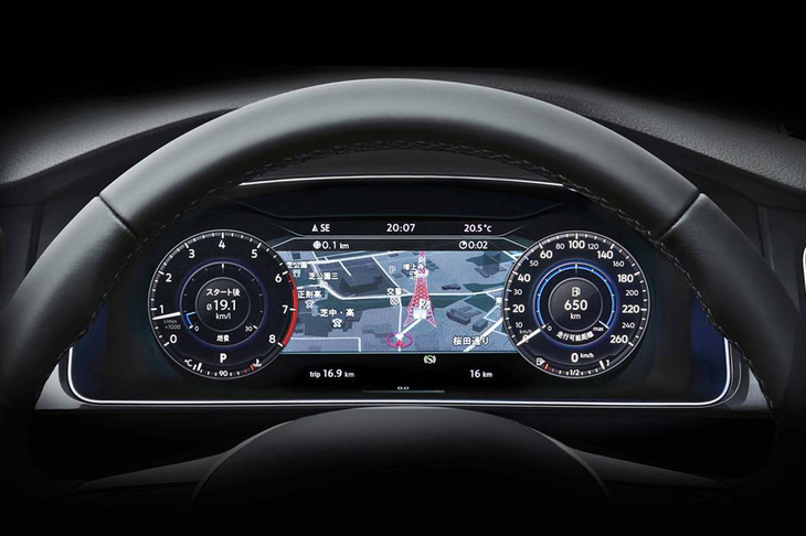 2017年5月にマイナーチェンジした通称「ゴルフ7.5」は、デジタル化を推進。12.3インチ大型ディスプレイのデジタルメータークラスター「アクティブインフォディスプレイ」が採用された。レーンキープアシストシステム「レーンアシスト」とアダプティブクルーズコントロール「ACC」をベースにした渋滞時追従支援システムの「トラフィックアシスト」が、一部モデルを除いて標準装備化されたのもトピックだった。