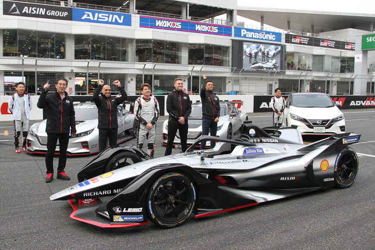 デモラン終了後、ホームストレート上に5台のEVが整列。（写真前列左から）ニスモの片桐隆夫CEO、グローバルモータースポーツダイレクターのマイケル・カルカモ、リザーブ兼テストドライバーの高星明誠、レギュラードライバーのオリバー・ローランド、シミュレータードライバーのヤン・マーデンボローが登場して、フォーミュラE参戦への意気込みを語った。