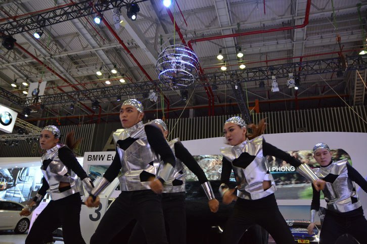 BMWの記者会見で行われたダンスパフォーマンス。電飾で飾られたドローンを中心に、SFチックな衣装のダンサーが登場。また、一緒に登場した女性モデルたちの衣装は非常にモダンなものであった。