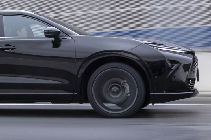 コンフォート性能の高さも特徴として挙げられており、段差を乗り越えた際のショックは、従来品の「REGNO GR-XII」より10％抑えられている。