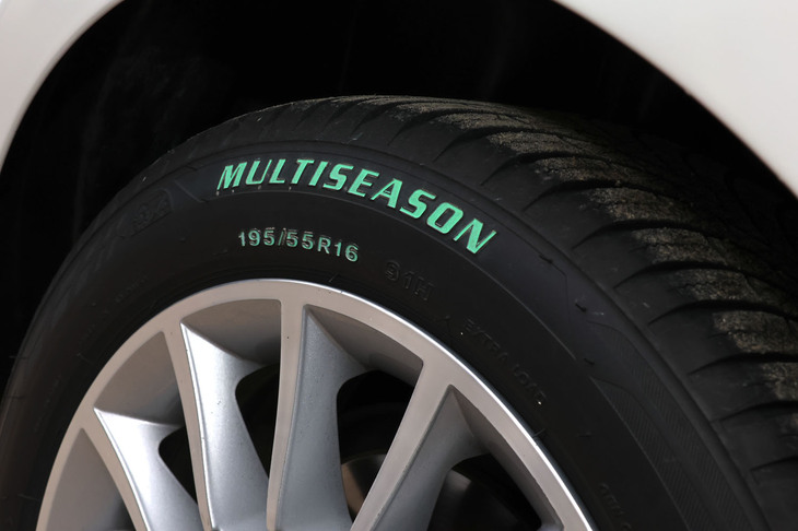 タイヤには自らの手でカラーリングを施した。