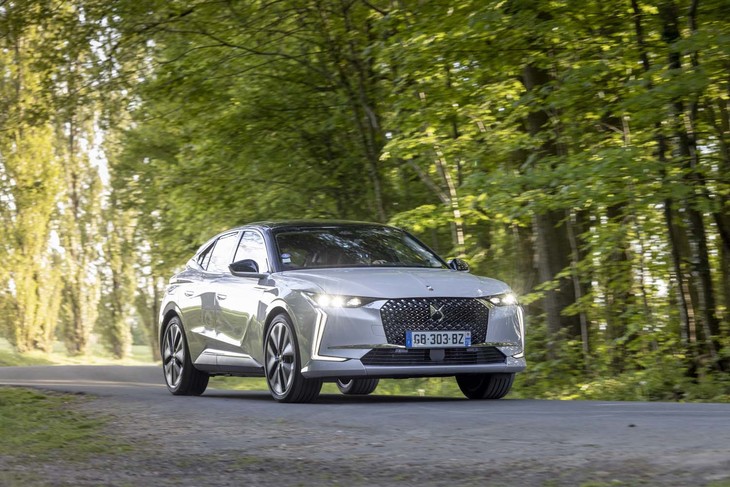 国内でも2022年4月28日に発売された新型「DS 4」。同年1月にパリで開催された第37回国際自動車フェスティバルで「モスト・ビューティフル・カー・オブ・ザ・イヤー」を獲得している。