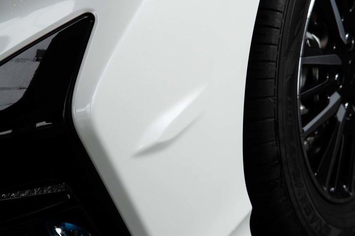 旋回性能を高めるバンパーサイドのエアロフィン。ホイールハウスから発生する気流の乱れを抑える効果もあるという。