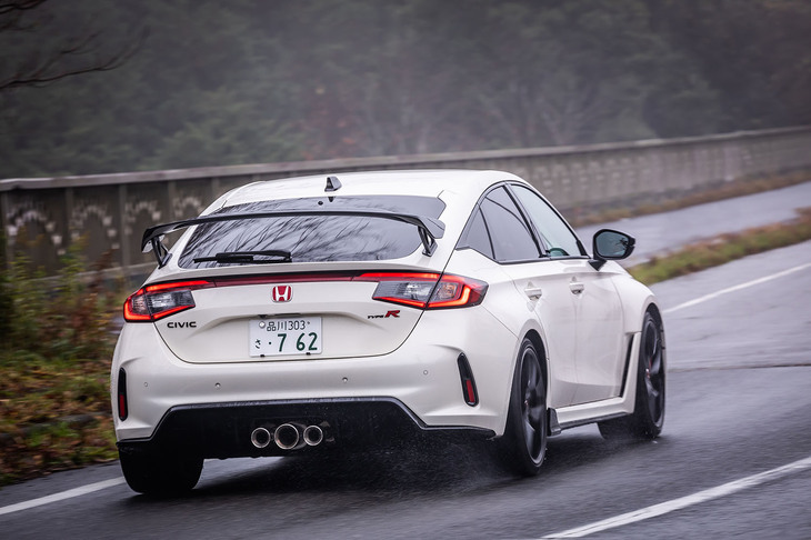 ボディーカラーは写真の「チャンピオンシップホワイト」のほか、「クリスタルブラック・パール」「フレームレッド」「レーシングブルー・パール」、そして有償色「ソニックグレー・パール」の全5種類が設定されている。