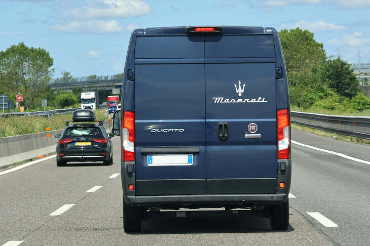 エミリア地方で見かけたマセラティのサービスカー。