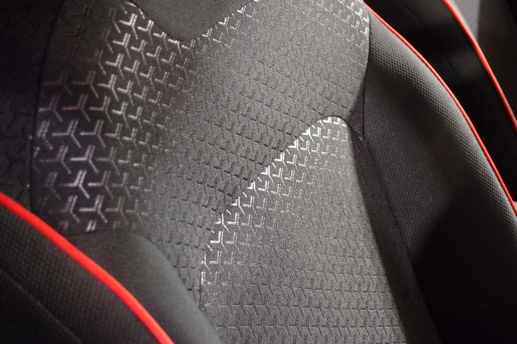 ダイハツ・ロッキーG（フロントシートの表皮）