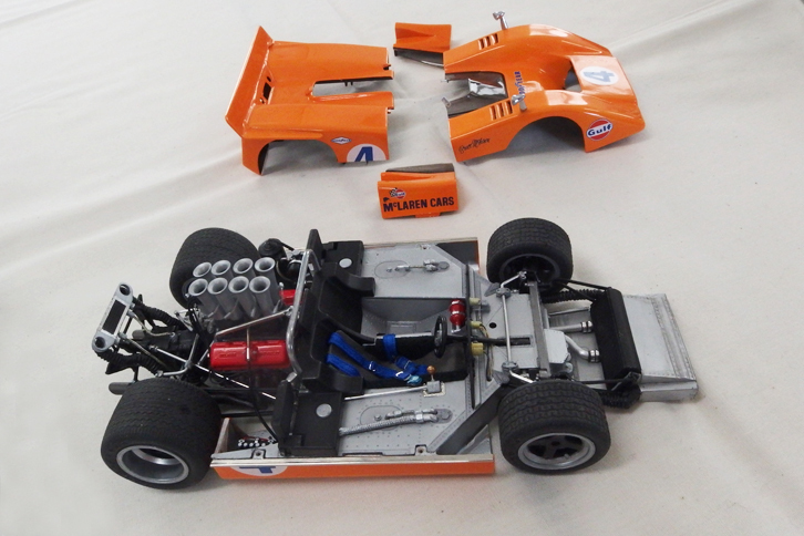 カンナムのチャンピオンマシンである「マクラーレンM8A」といえば、タミヤ製の1/18キットが有名。だが、これはアキュレイトミニチュアズ製の1/24「マクラーレンM8B」をM8Aにモディファイしたもの。M8AとM8Bの違いは、ウイングなど細部のみかと思っていたら、ボディー幅からして異なるとのこと。もちろんこれはバッチリ修正してある。