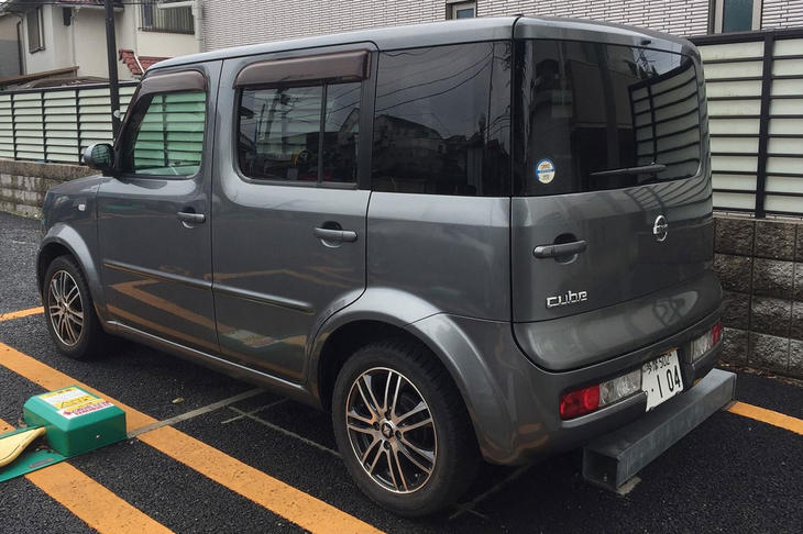 ボディーシェルを左右非対称とした2代目「キューブ」のリアビュー。