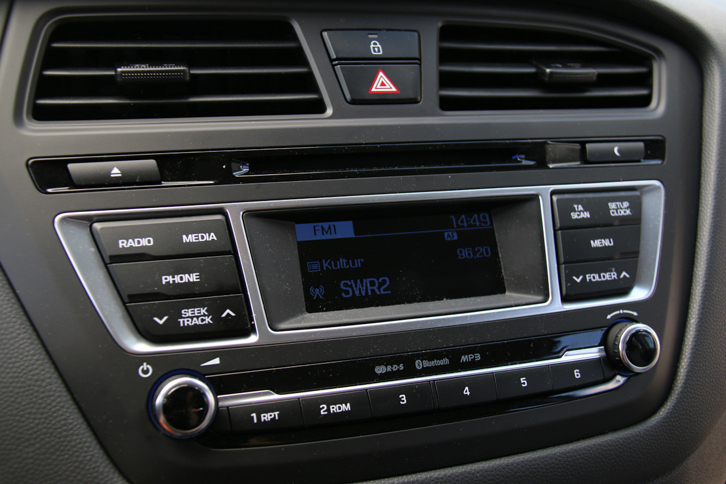 欧州の文字多重放送「RDS」、BluetoothおよびMP3にも対応。AUXやUSB端子も備わる。一方で、左下に「押してオン／オフ、回して音量調整」の伝統的スイッチが残されているのには好感がもてる。