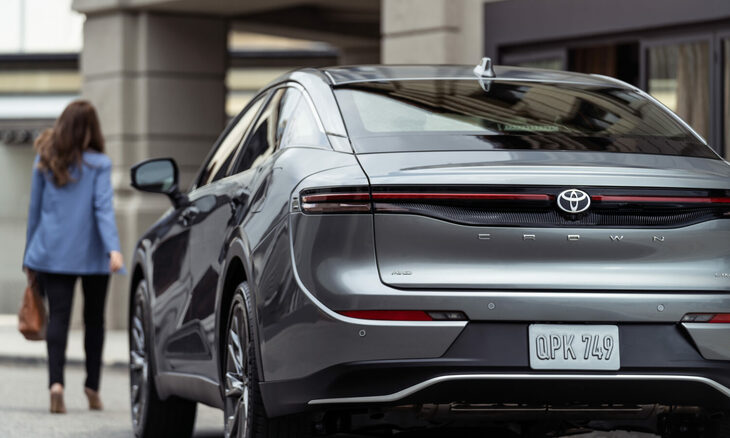 アメリカでは無名に等しい「トヨタ・クラウン」。かの地で成功するためには、約580万円からという価格を上回るだけの魅力をユーザーに感じてもらわねばならない。