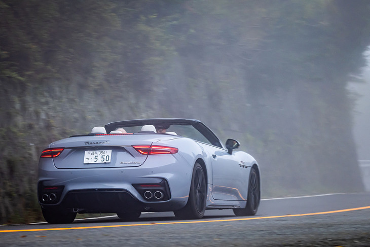 ワインディングロードを行く「グランカブリオ トロフェオ」。「スポーツ」モードを選択すればエンジンレスポンスが向上し、高まったV6サウンドとともに気持ちよくその走りを楽しめる。