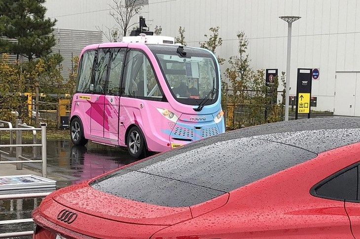 「e-tron GT」の試乗イベント会場となった羽田イノベーションシティは、商業・オフィスなどからなる大規模複合施設。研究開発施設や先端医療研究センター、コンベンション施設なども整備されており、自動運転バス「ナビヤ アルマ」の実証実験も行われていた。