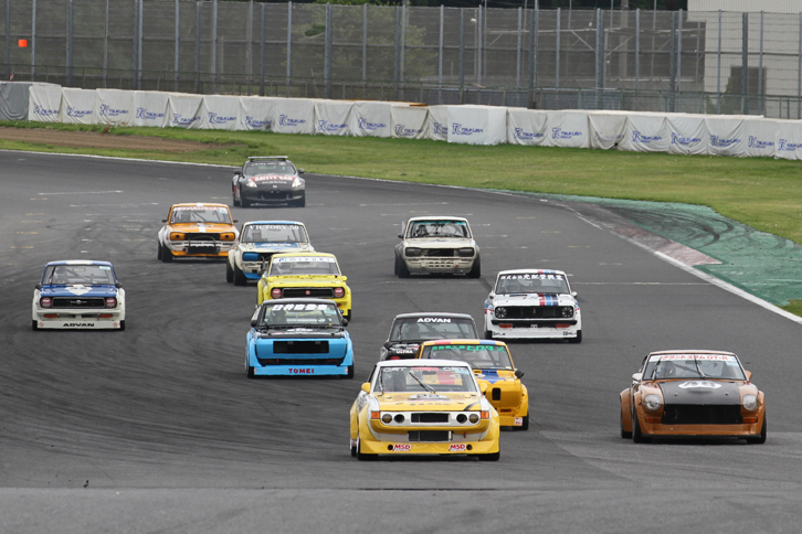 1970年までに生産された車両および特認車両のフルチューニングカーによるFレース。予選1位で筑波戦6連勝中の1973年「スピードマスターFFDカメアリセリカ」と予選3位の「HIROTA東名サニー」がオープニングラップで接触、赤旗中断後再スタートとなった。これは最初のスタートシーン。