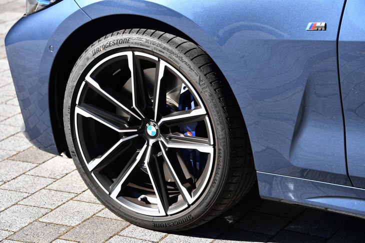 「M440i xDriveクーペ」用の19インチアロイホイール。内側のカラーリング（セリウムグレー）がジェットブラックのものも選択できる。