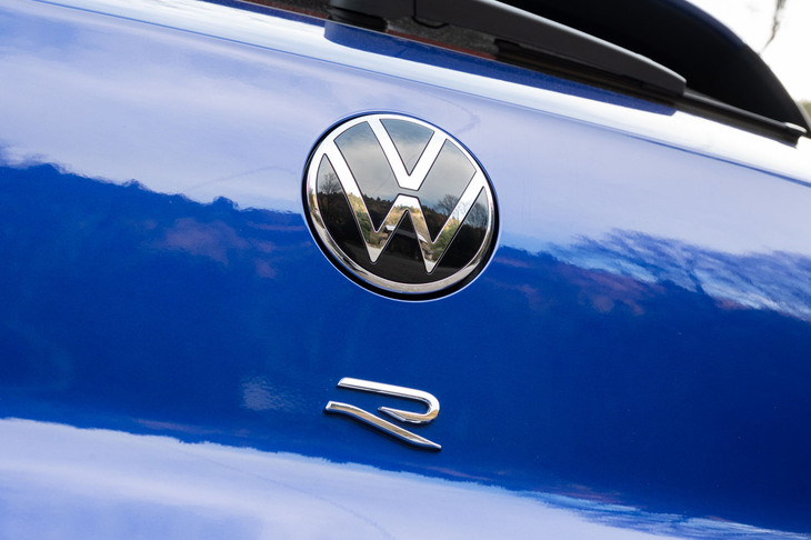 2020年11月に本国でデビューした現行型「ゴルフR」。4代目ゴルフで設定された「R32」を起源とする、高出力エンジンと4WDシステムを組み合わせたハイパフォーマンスモデルだ。