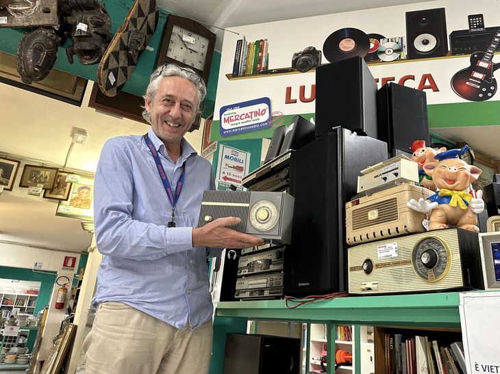 シエナのチェーン系リサイクルショップ、イル・メルカティーノの店主、ジャンニ氏。