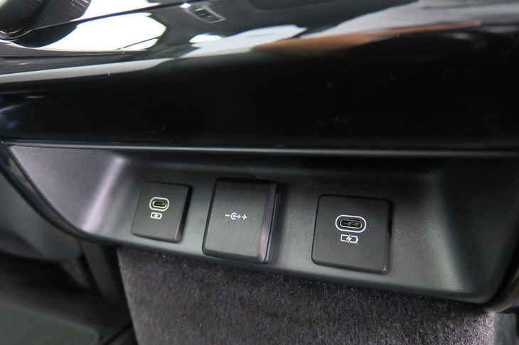 レンジローバー・スポーツSVエディションワン（後席用電源ソケット＆USB Type-Cポート）