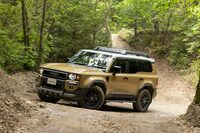 走りに関する機能・装備はエンジンによっても異なる。たとえばATの段数はディーゼル車が8段、ガソリン車が6段となっており、また舗装路向けのドライブモードセレクト機能（エコ／ノーマル／スポーツ）や、「ダウンヒルアシストコントロール（DAC）＋クロールコントロール」も、ディーゼル車にしか備わらない。