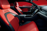 フロントシートはスポーティーなデザインの専用アイテム。ブラックまたはパワーレッド／ブラック（写真）のAMGナッパレザーもオプションで選択できる。