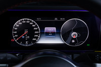 メーターナセル内の表示を任意に切り替えられるのは他のメルセデス車と同様。副変速機をローレンジに入れた際は、「Gモード」と呼ばれる走行モードに入っていることが、左側の速度計内に表示される。