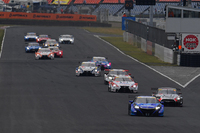 GT500クラスのスタートシーン。ホンダを先頭に、日産、レクサスと続いた。