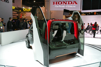 「ホンダNeuV」のリアビュー。ホンダは2016年末グーグル系企業のWaymoと自動運転で提携を発表したが、今後も他社とのオープンイノベーションをさらに推進してゆくという。