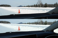 助手席に同乗していたwebCG堀田のメモ用写真より、氷上ブレーキテストにて停車位置からコースの最終パイロンを見たところ。上が「シンクロウェザー」、下が「ウインターマックスWM02」だ。厳密に計測すれば話は別だろうが、パイロンとの位置関係から見ると、両者の制動距離には大きな差はないように感じられた。