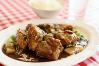 ハンバーガーから中華、和食まで幅広いメニューがそろう。写真は、ソーキ（骨付きの豚バラ肉）を中華風に煮込んだ食べごたえのある一品。