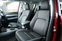 シートの表皮はファブリックのみ。カラーもブラックに限定される。