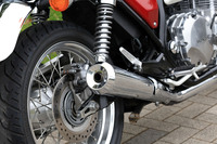 排気系にもトラディショナルなデュアルマフラーを採用。各膨張室の容量と連通管の仕様を工夫することで、騒音規制をクリアしつつパルス感のある重厚なサウンドを実現していた。