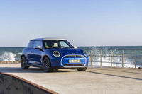 2023年9月に世界初公開され、日本でも2024年3月に発売された、第4世代の「MINIクーパー 3ドア」。今回はこのうち、目玉となる電気自動車バージョンに試乗した。