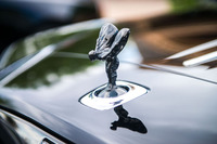 ノーズ先端のフライングレディーも、ハイグロスブラック仕上げとされている。