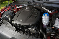 「S5」を除いた「A5」ファミリーは、すべて2リッター直4ターボエンジンを搭載する。試乗した「2.0 TFSIクワトロ スポーツ」は、その中で最もパワフルな最高出力252ps、最大トルク370Nmの仕様。