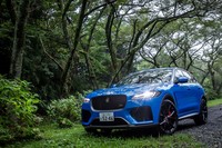 「ジャガーFペース」のフラッグシップモデルとなる「SVR」は、2019年モデルと同時に発表された。今回の試乗車がまとうボディーカラーは「ウルトラブルー」と呼ばれるSVR専用色。
