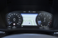 メーターパネルは全面液晶表示。中央には、各種車両情報のほか、カーナビのマップも表示できる。