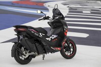 MotoGPマシンをイメージしたアプリリアのスクーター「SR GT200レプリカ」発売の画像