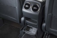 後席用のエアコン吹き出し口もタービン型。その下方には小物入れやUSBソケットが配される。