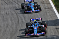 最悪のスプリントから最高のレース結果に結び付けたのがアルピーヌ勢だ。スプリントでは、エステバン・オコン（写真前）とフェルナンド・アロンソ（同後ろ）が2度も接触し、オコン16番グリッド、アロンソ17番グリッドと後方に沈む結果に。マクラーレンからコンストラクターズランキング4位を守りたいチームとしては、6番グリッドスタートのライバル、ランド・ノリスの動向を気にしつつ、自らはより多くのポイントを取りたかったのだが、レースではノリスがまさかのトラブルでリタイア、マクラーレンが無得点に終わってくれたばかりか、アロンソ5位、オコンも8位でチェッカードフラッグを受けたのだから願ったりかなったり。これでマクラーレンとのギャップは19点に拡大し、最終戦に向かうこととなった。（Photo=Alpine F1）