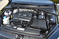 「ゴルフGTIパフォーマンス」ではエンジンにも手が加えられており、ノーマルの「GTI」よりも15psと20Nmアップの245psと370Nmを発生する。組み合わされるトランスミッションも、GTIとしては初の7段DSG（ノーマルは6段）となる。
