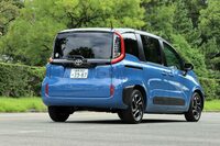 ミニバンらしからぬスタイリングだった先代から一転。ウィンドウやピラーを立ち気味にして車内空間をかせぎ、ユーティリティー系のクルマらしい“箱感”を強調した意匠となった新型「シエンタ」。ライバルの「ホンダ・フリード」といい、この寸法とこのデザインが、日本におけるコンパクトミニバンの最適解なのかもしれない。（写真：荒川正幸）