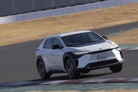 駆動用バッテリーは床下に敷き詰められるほか、車体骨格の一部としても活用。低重心化と高剛性化を実現している。